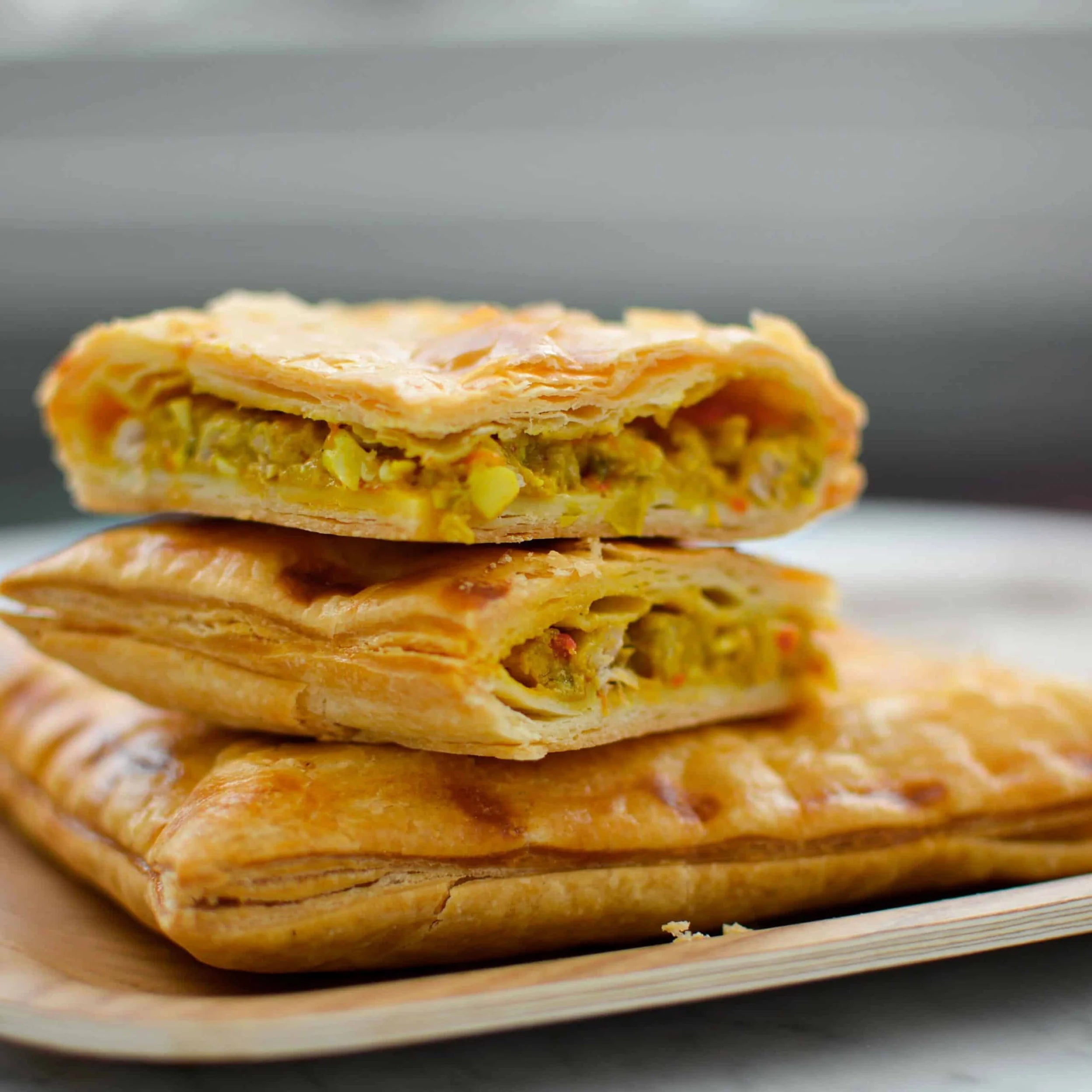 Empanada crujiente abierta mostrando un relleno de verduras