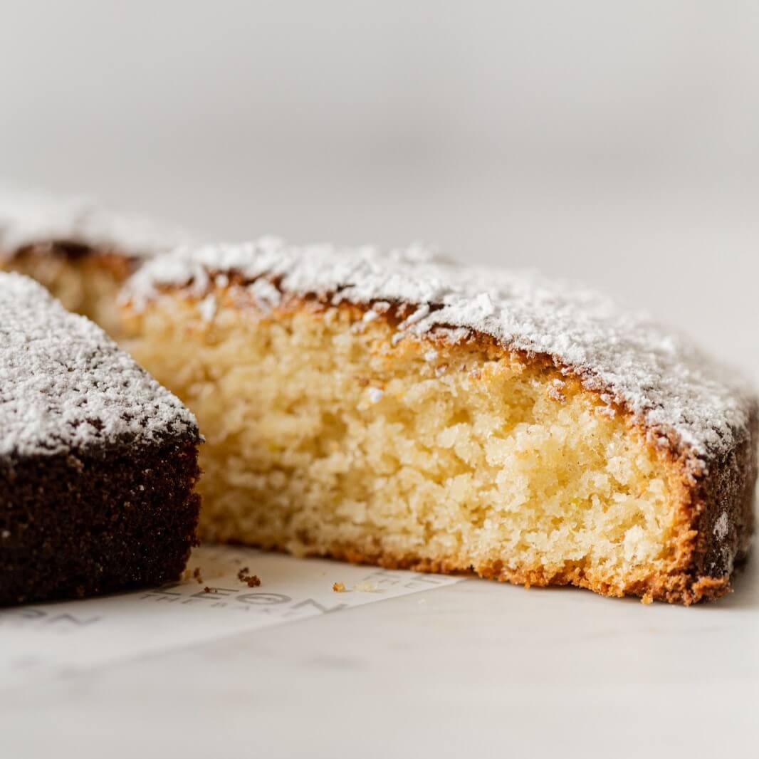 Tarta casera esponjosa espolvoreada con azúcar glas